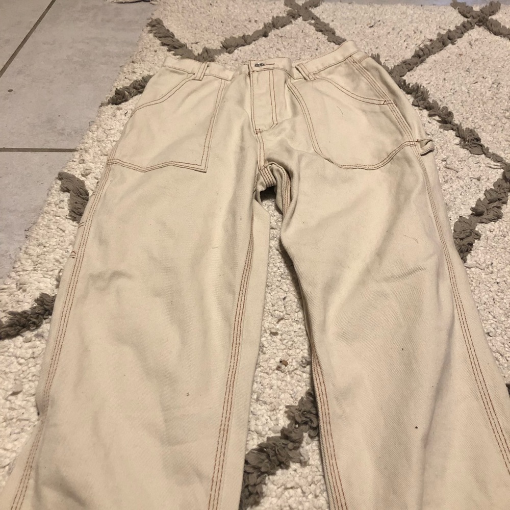 Mom jeans, side pockets with brown stitching!
